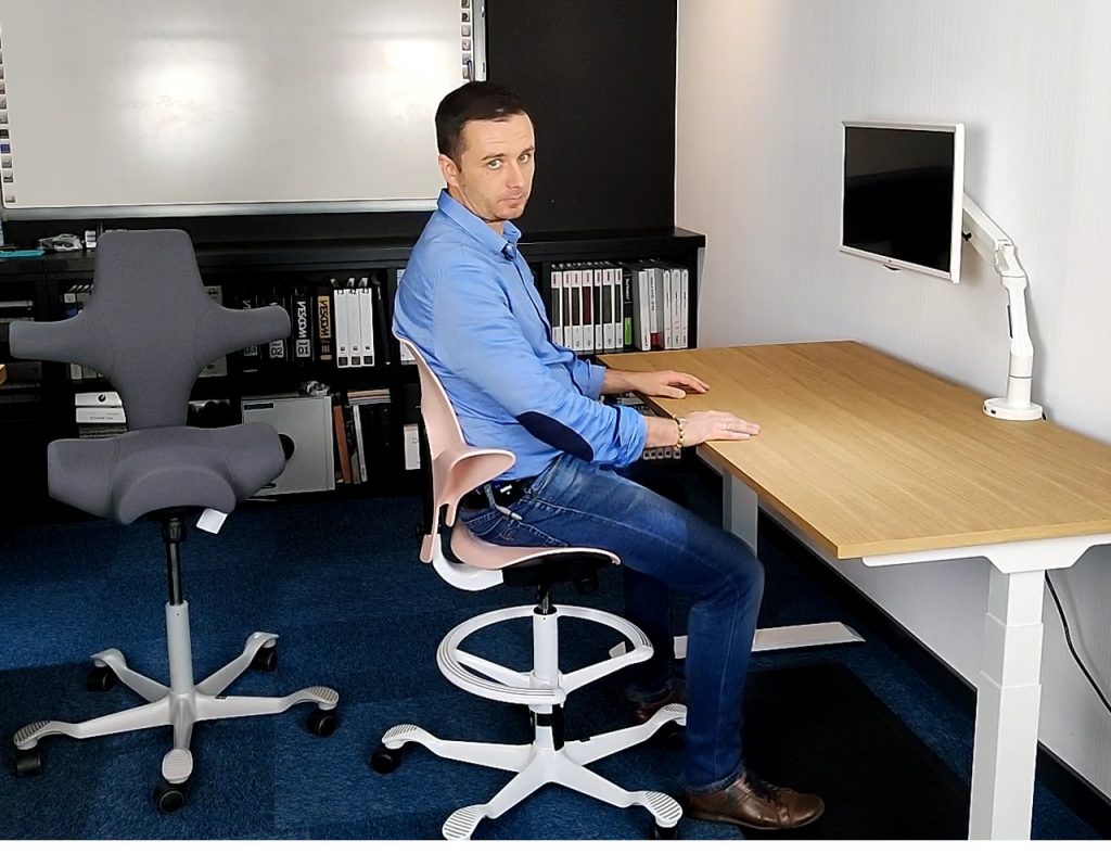 aktywne krzesÅ‚o biurowe Hag Capisco Puls pozycja siedzÄ…ca w biurze